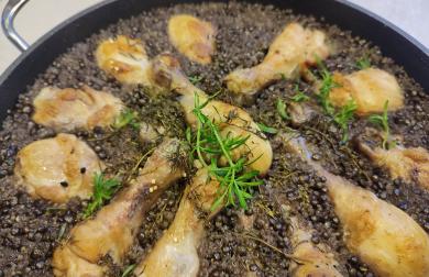 Středomořské kuře s quinoou a belugou z jednoho hrnce