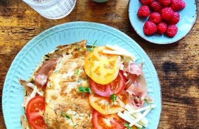 Omeleta plněná prosciuttem, sýrovými nitěmi a rajčaty