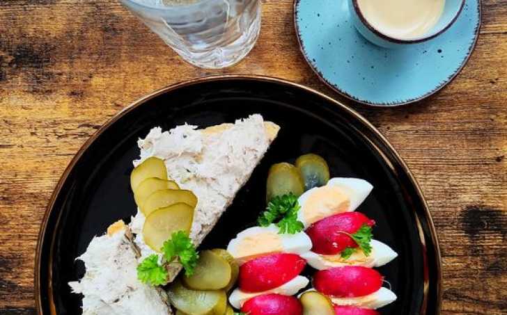 Rybičková pomazánka na mandlovém toastu